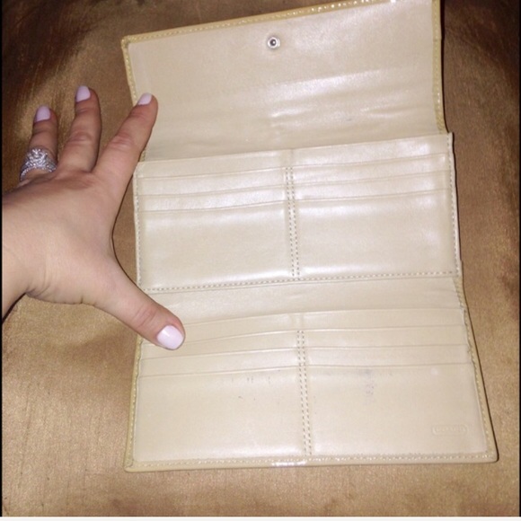 🎉HOST PICK🎉 Authentic Canvas Coach Wallet w/ Lavender - Picture 3 of 4